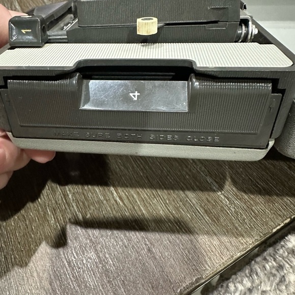 Vintage Polaroid automatic 104 Land camera - Picture 3 of 9